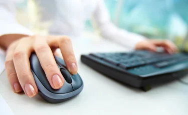 Предложила дружбу: знакомство с девочкой в интернете лишило подростков крупной суммы