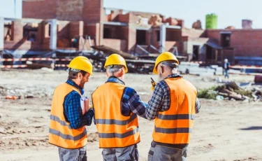 ЧП на стройке в Астане: рабочие упали с высоты пятого этажа