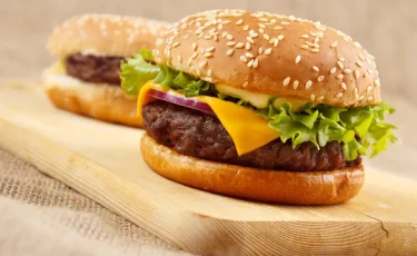 Смертельный гамбургер: редкая аллергия на мясо впервые привела к гибели