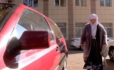Жас емес, талпыныс маңызды: Шымкентте 80 жастағы әжей көлік жүргізеді