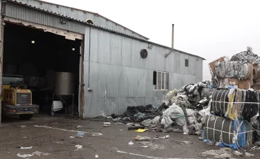 Нечем дышать: жители Боралдая винят в зловонии соседний завод по переработке пластика