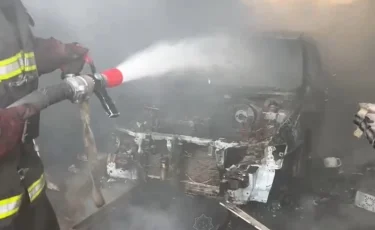 Пожар в ВКО: огонь охватил гараж с машинами внутри (видео)