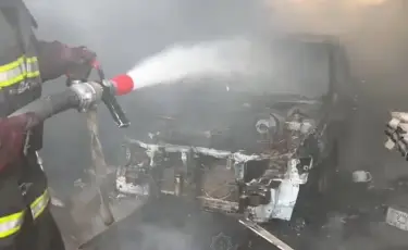 Пожар в ВКО: огонь охватил гараж с машинами внутри (видео)