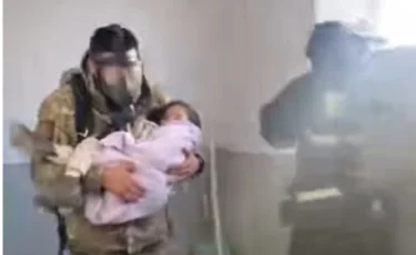 Накрыл густой дым: трое детей спасены из горящей квартиры