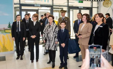 Эстонияның бірінші ханымы оқушылар ұсынған қолөнер бұйымдарын  тамашалады