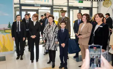 Эстонияның бірінші ханымы оқушылар ұсынған қолөнер бұйымдарын  тамашалады