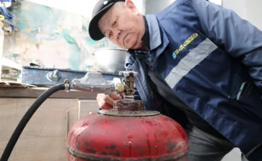 Алматы усиливает пожарную безопасность: спасательные датчики устанавливают в частных домах