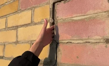 Баспанамыз басып қалуы мүмкін: Атыраудағы мемлекет қаржысына салынған тұрғын үйдің сапасы сын көтермейді