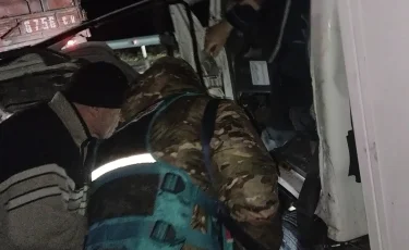 Зажало в кабине: а Акмолинской области на трассе столкнулись две грузовые машины