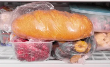 Главная ошибка хозяек: почему нельзя хранить хлеб в холодильнике