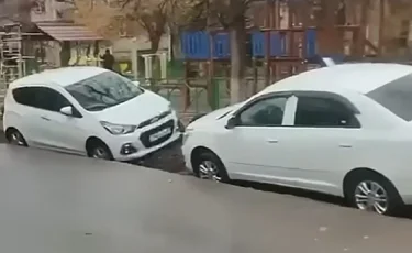 Асфальт не выдержал: в Шымкенте дорога провалилась вместе с машинами (видео)