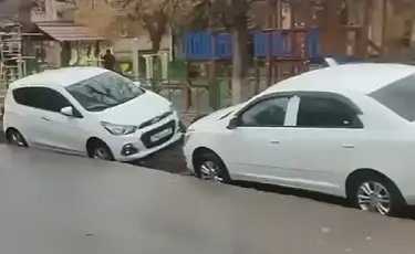 Асфальт не выдержал: в Шымкенте дорога провалилась вместе с машинами (видео)