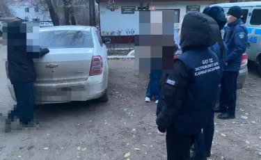 Оралда есірткі саудасымен айналысты деген күдікпен екі қыз ұсталды