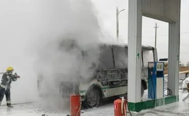 Атырау облысында жанар-жағармай құю бекетінде автобус өртенді