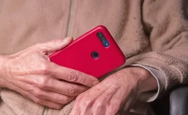 «Я попала в аварию»: пенсионер отдал 13 миллионов телефонной мошеннице