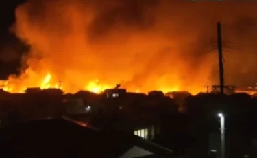 Огненная катастрофа: пожар охватил 170 домов и перекинулся на соседний остров