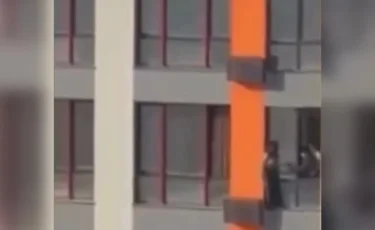 Жизнь стала не мила: в Шымкенте девушка пыталась выпрыгнуть из окна многоэтажки