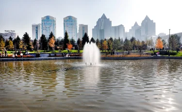 Алматыда Назарбаев даңғылы бойында жаңа сквер ашылды