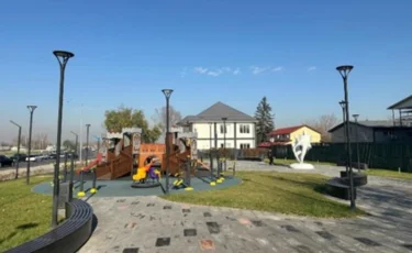 Как в Жетысуском районе благоустраивают дворы и набережную