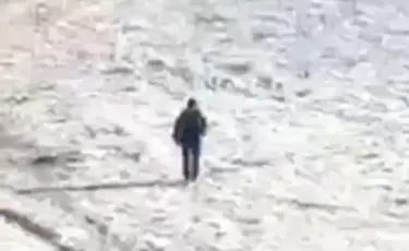 Опасная поездка: группа молодых людей заблудилась в песчаной зоне