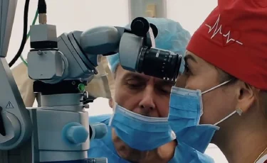 Металл бөлшегі көздің түбіне қадалған: офтальмологтар науқастың көру қабілетін сақтап қалды