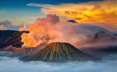 Взрывное пробуждение: японский вулкан-гигант вновь активизировался