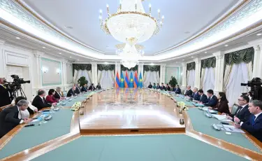 Президент Казахстана и Премьер-министр Армении провели переговоры в расширенном формате