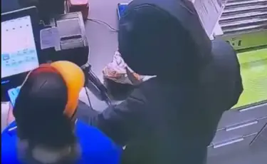 Ночной налёт: мужчина похитил деньги на автозаправке, угрожая ножом (видео)