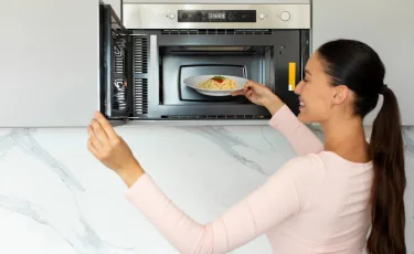 Мифы и реальность: как микроволновка влияет на продукты и людей