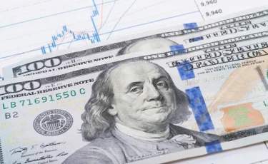 Теряет импульс: что происходит с долларом в Казахстане