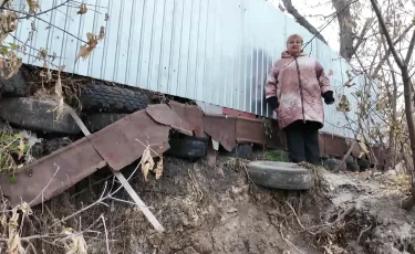 На краю пропасти: дома петропавловцев медленно сползают в овраг