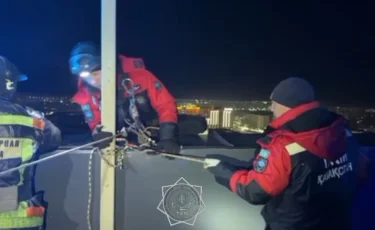 Ночная тревога: спасатели предотвратили трагедию на 17 этаже многоэтажки (видео)