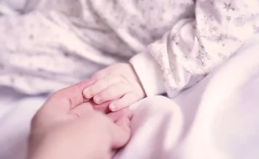 Врожденная аномалия: младенец лишился руки в утробе матери