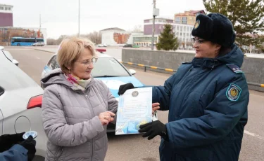 Отыз жылда бірде-бір рет жол ережесін бұзбаған: Қарағандыда жүргізуші марапатталды