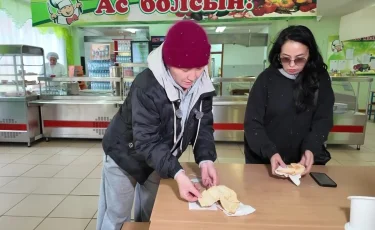 Жуки в еде и сырое тесто: в Петропавловске родители учеников жалуются на школьное питание