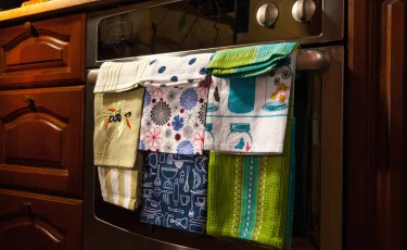 Как стирать кухонные полотенца, чтобы они были белыми