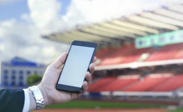 В Астане неизвестный украл у футболиста телефон во время матча