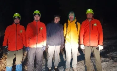 Құтқарушылар Алматы тауларында адасқан екі жасөспірімді төменге түсірді