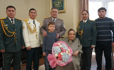 В Алматы с военным оркестром поздравили Бибигуль Тулегенову