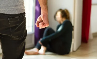 «Пинал по голове»: кыргызстанца арестовали за избиение жены