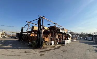 Алматыда заңсыз салынған базар сүріліп жатыр