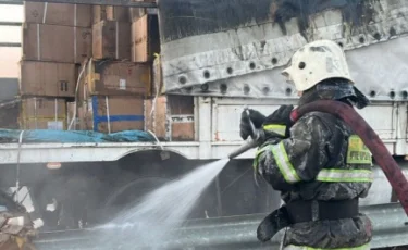 В Алматинской области загорелся прицеп грузовика с обувью и спортивным товаром