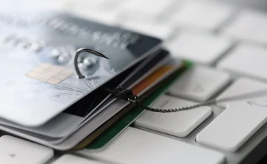 Алаяқтарға алданған: миллиондарынан айырылған атақты актерлер