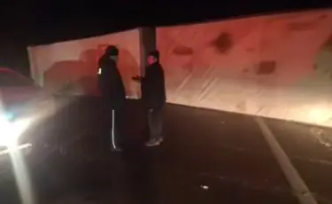 Движение парализовано: в Актюбинской области грузовик опрокинулся и перекрыл трассу