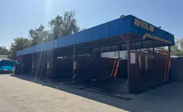 Алматыда кезекті көлік жуу нысаны бұзылып жатыр