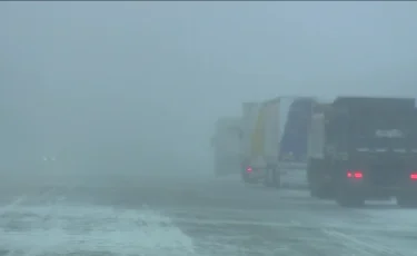 Снегопад, гололед и буран: на 16 автотрассах ограничили движение для транспорта