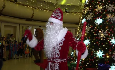 Алматыда балалар үйінің тәрбиеленушілеріне арналған дәстүрлі жаңа жылдық шырша өтті