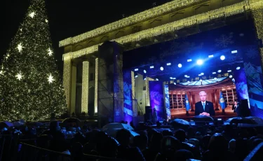 Участники главного концерта Алматы на больших экранах смотрели новогоднее выступление Президента