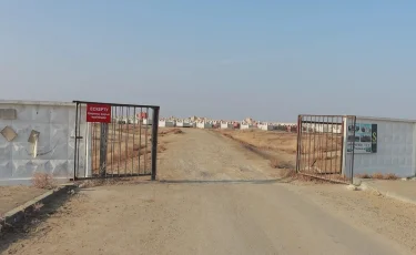 Вандалы в Атырау сломали месяцы на могилах мусульманского кладбища