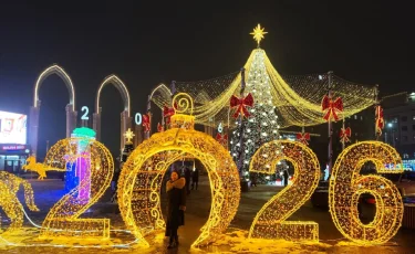 Түрлі-түсті шам, аниматорлар мен әсем әуен: Алматыда безендіру жұмыстары аяқталды